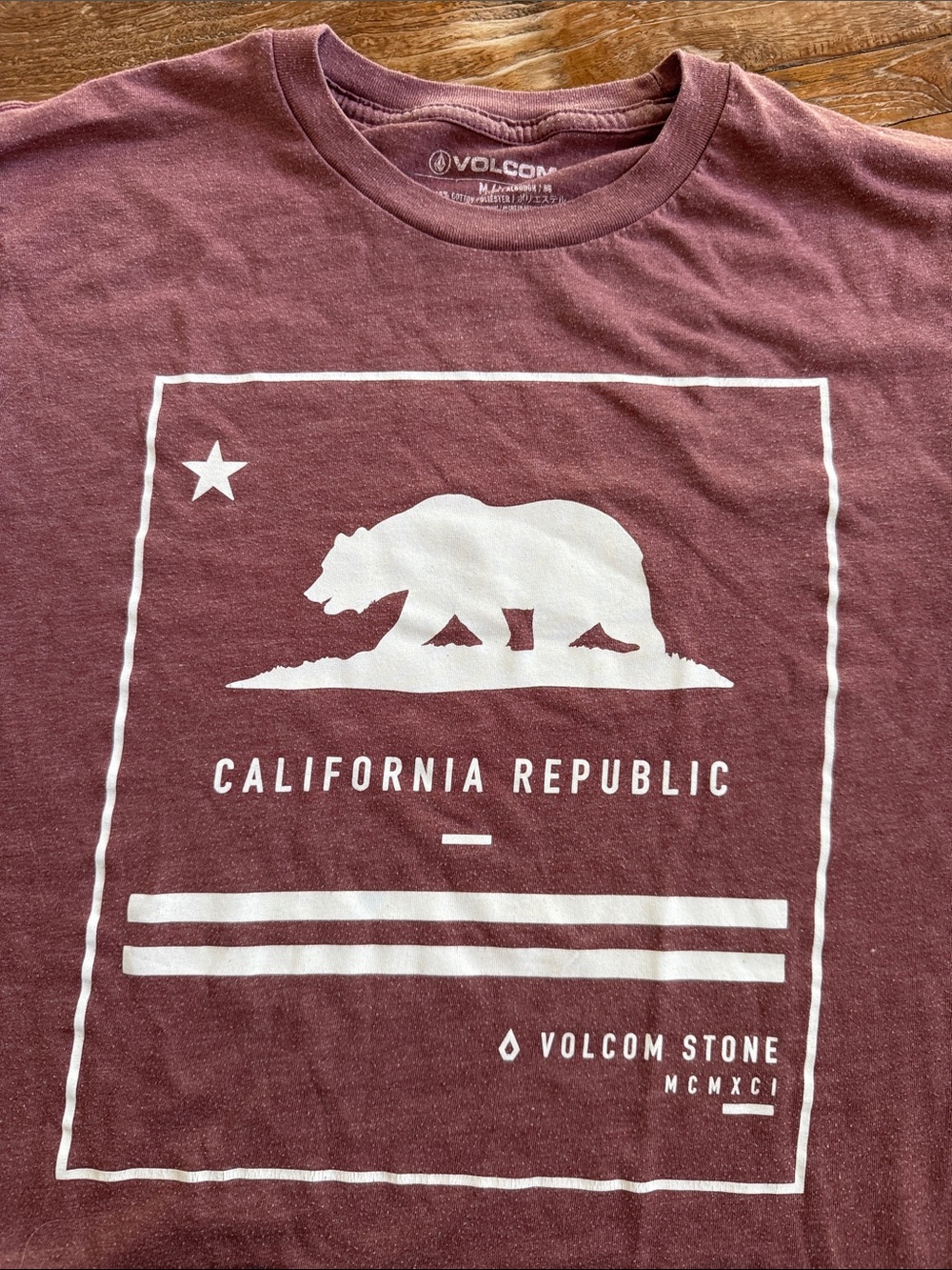 Volcom Tee bundle of 2; Green Eye Logo and lt burgundy bear Short Sleeve - Picture 3 of 7